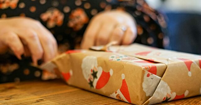 هدية سانتا السرية تصدم الأم أثناء شفاءها بعد عمليات جراحية في الدماغ