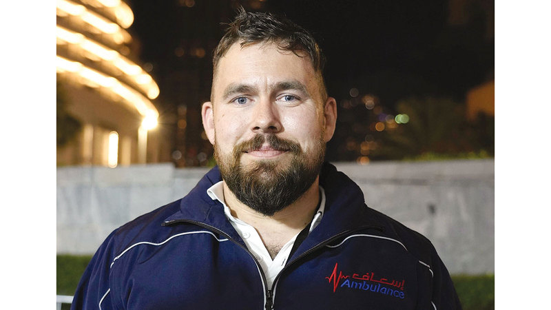 البريطاني كريس لاوسن.. 7 سنوات من التطوع لإسعاف البشر في دبي