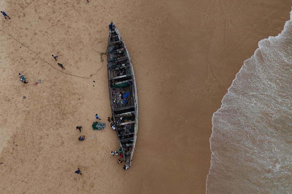 أثناء مغادرتهم غامبيا إلى إسبانيا، ظل زورق يحمل على متنه عدة مئات من الأشخاص مفقودًا منذ أكثر من شهر