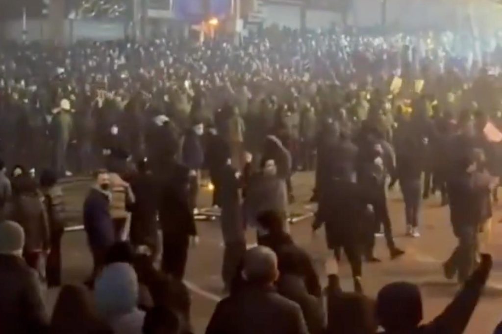 وفي إيران، يتم القمع الدموي خلف الأبواب المغلقة