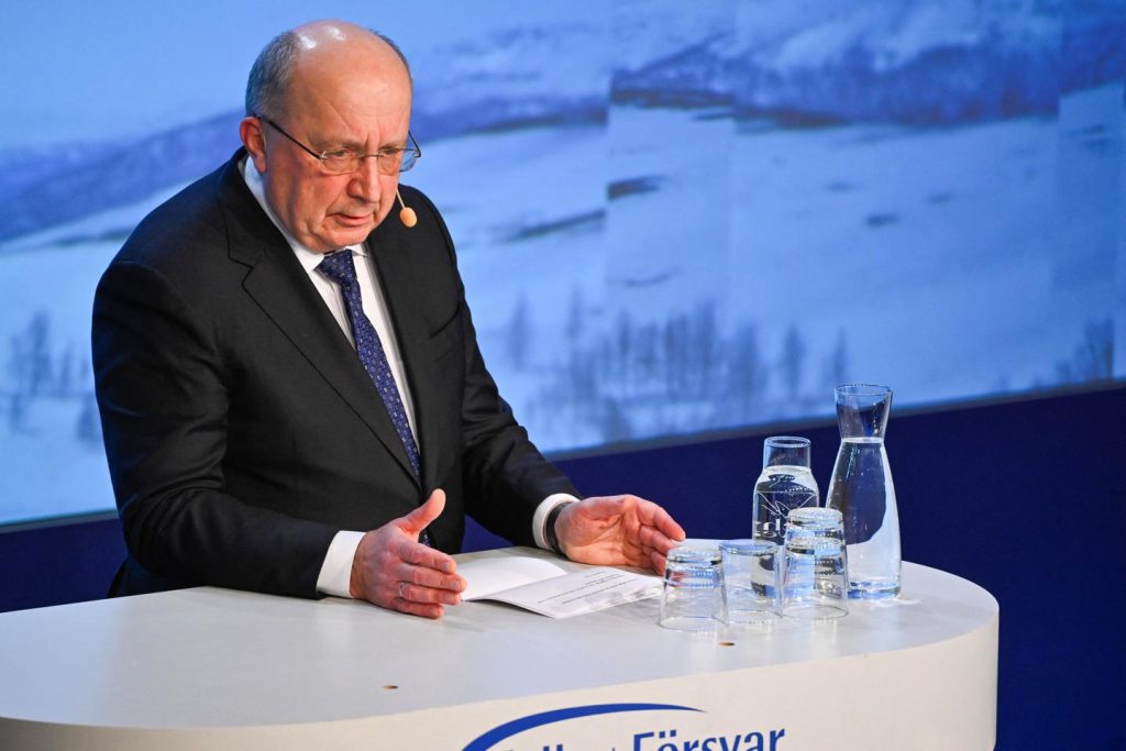 يقول مفوض الدفاع الأوروبي إنه يتعين على الاتحاد الأوروبي أن يفكر في تشكيل جيش مشترك