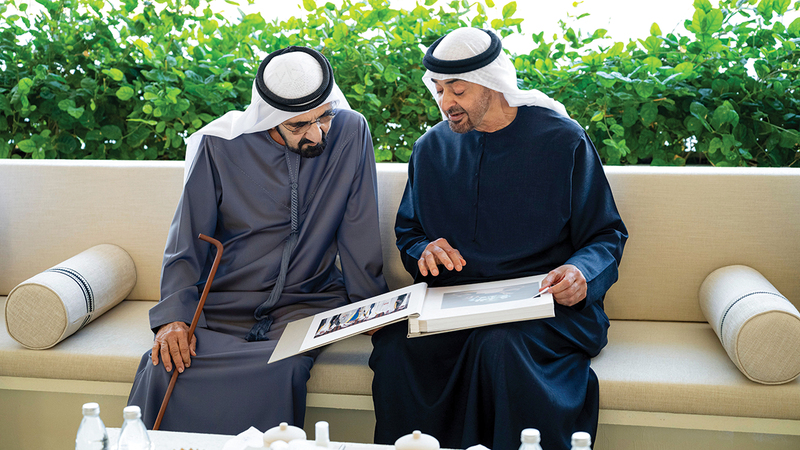 رئيس الدولة يهدي محمد بن راشد صوراً لأبرز محطات ومناسبات جمعتهما في خدمة الوطن