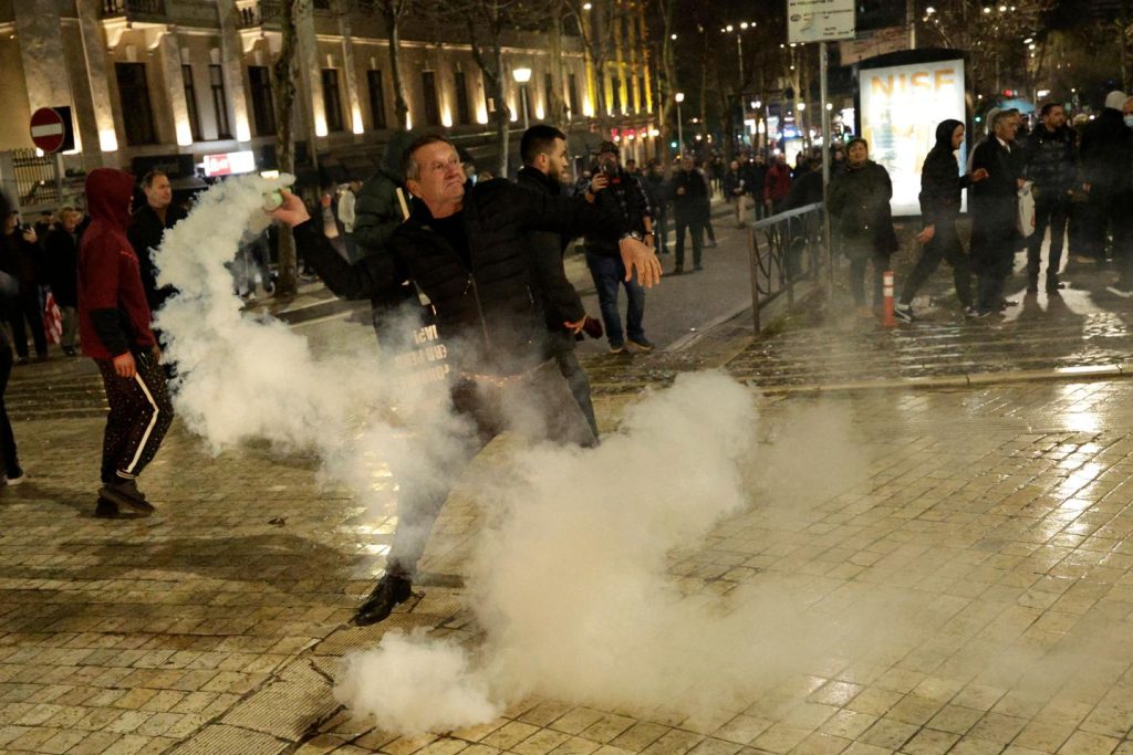 اشتباكات خلال مظاهرة ضد حكومة إيدي راما