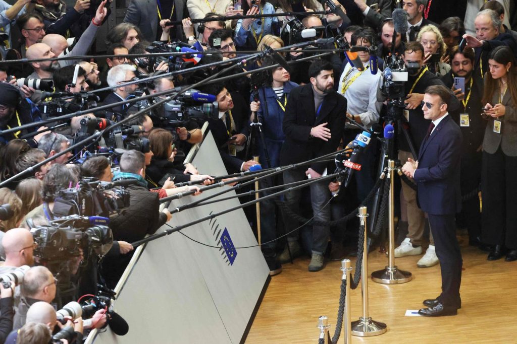 إيمانويل ماكرون يعتبر تصريحات دونالد ترامب بشأن التزام حلفاء الناتو في أفغانستان “غير مقبولة”