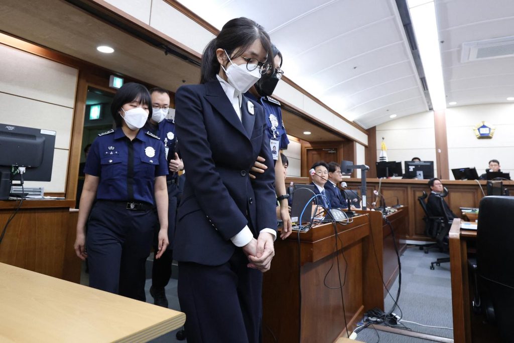 في كوريا الجنوبية، تنجو السيدة الأولى السابقة التي لا تحظى بشعبية كبيرة من عقوبة السجن الثقيلة