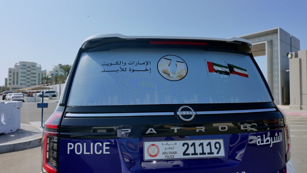 شرطة أبوظبي تزين دورياتها احتفاءً بأسبوع العلاقات الإماراتية الكويتية