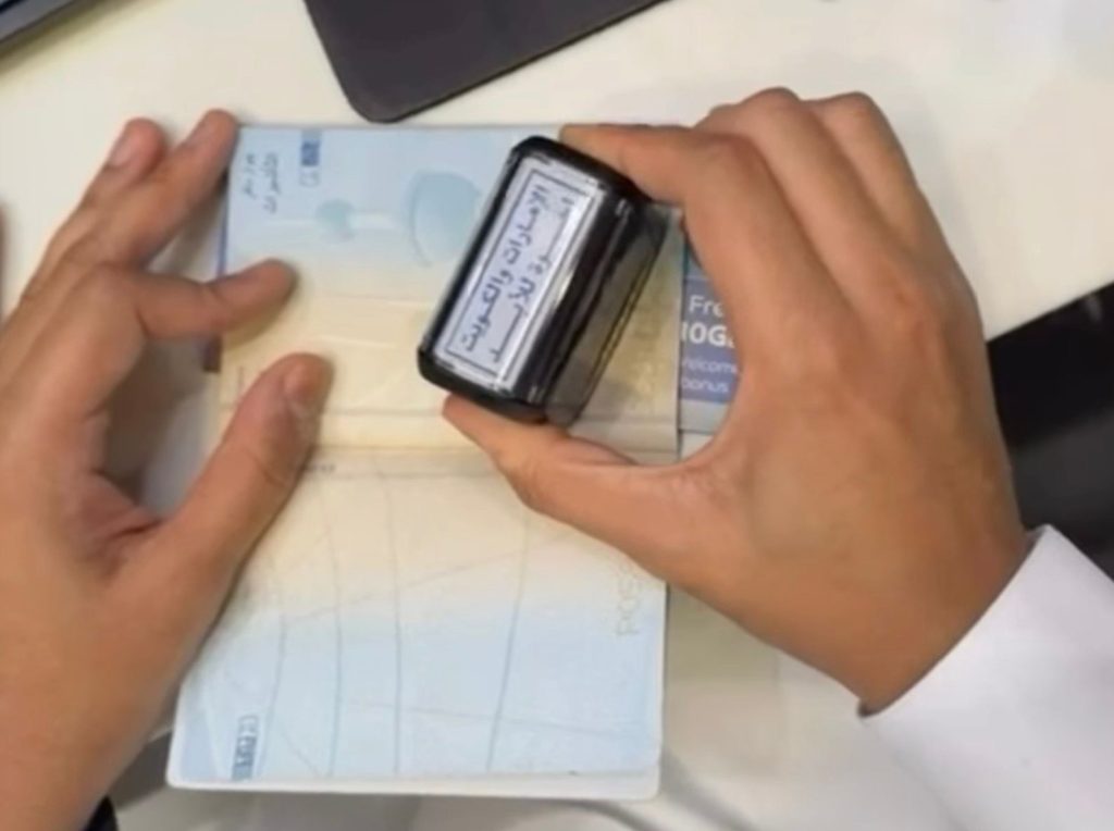 “إخوة للأبد”.. ختم خاص يستقبل الكويتيين في منافذ الدولة