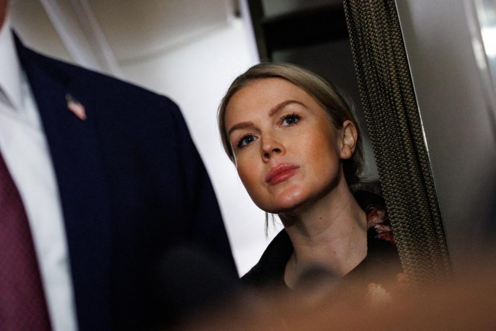 عنيفة وشائنة، تستحوذ جمالية MAGA الجديدة على الشاشات