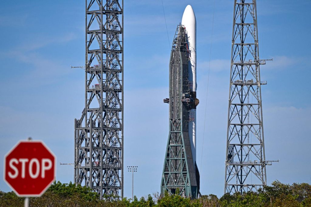 أوقفت شركة Blue Origin، التابعة لجيف بيزوس، السياحة الفضائية مؤقتًا للتركيز على القمر