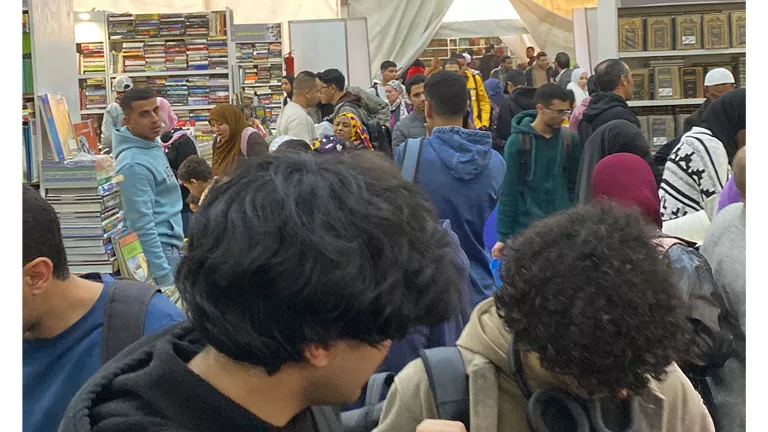 زحام بمعرض الكتاب.. سور الأزبكية يتصدر المشهد