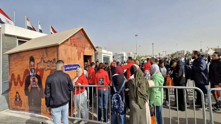 احتشاد الآلاف.. أحمد يونس يوقع كتابه نادر فودة والمذنبون 9″ – صور