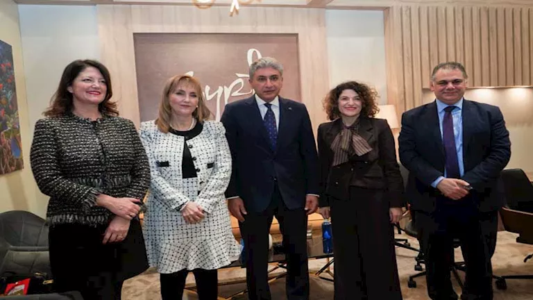 وزير السياحة: حزم تحفيزية لدعم وتشجيع شركات الطيران لتنفيذ رحلاتها إلى