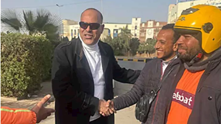 التقى “عمال ديلفري” واطمأن على أوضاعهم.. جولة ميدانية بالقاهرة لوزير ا
