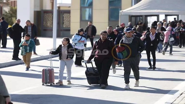 معرض الكتاب.. توافد جماهيري في رابع أيام الافتتاح – صور