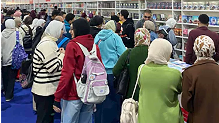 صور- إقبال كثيف على “عصير الكتب” بمعرض الكتاب في دورته الـ57