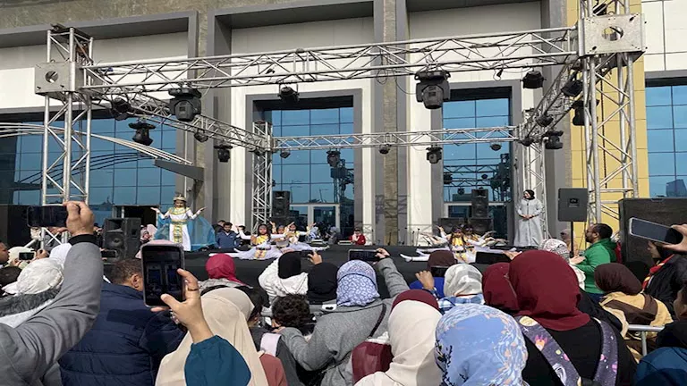 لمسة من التاريخ.. الزي الفرعوني يخطف الأنظار في معرض الكتاب