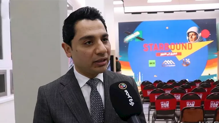 تجمع بين الأرض والفضاء.. مقدم “الطريق إلى النجوم” يكشف فكرة البرنامج