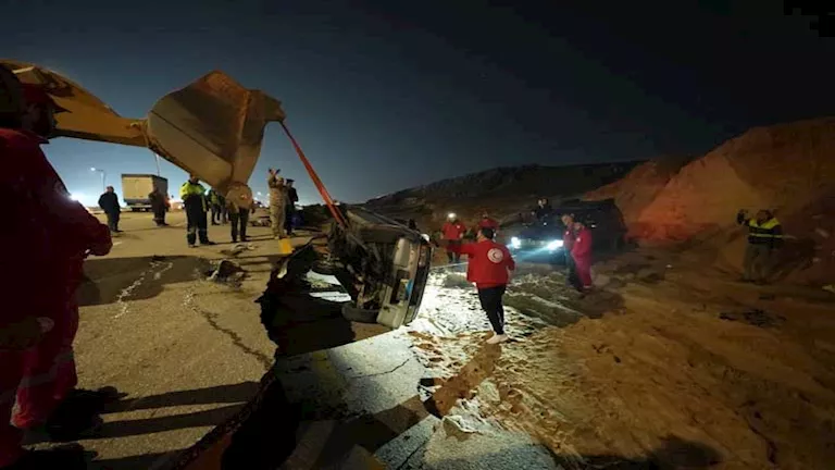 صور.. الهلال الأحمر يدفع بفرق طوارئ بعد انفجار ماسورة مياه بمحيط معرض