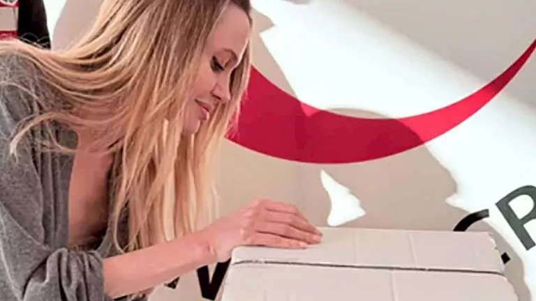 أنجلينا جولي تشارك في تعبئة صناديق المساعدات لغزة – صور