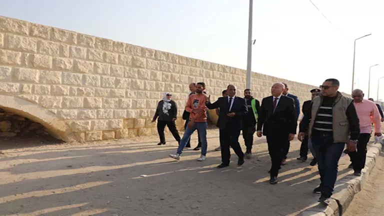 محافظ القاهرة يتفقد أعمال ترميم سور مجرى العيون وتطوير منطقة السيدة عا