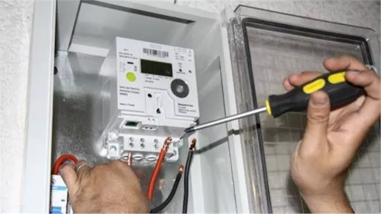 فني بـ”الكهرباء” يتربح 73 مليون جنيه من تركيب عدادات لمبانِ مخالفة – ت