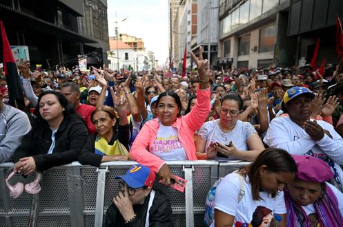 أنصار نيكولاس مادورو يحضرون بث جلسة للجمعية الوطنية على شاشة كبيرة، في كاراكاس، 5 يناير 2026.