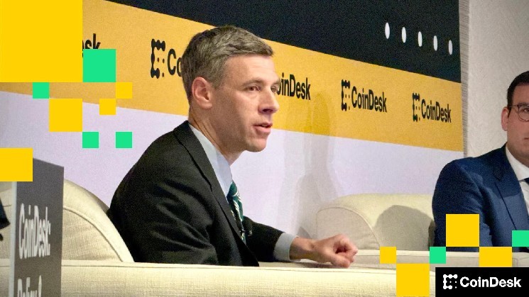 رفض السيناتور الأمريكي وارن تأجيل ميثاق بنك الحرية العالمي بسبب علاقات ترامب