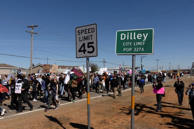 متظاهرون يسيرون نحو مركز احتجاز المهاجرين، حيث يُحتجز أدريان كونيجو وابنه ليام البالغ من العمر 5 سنوات في ديلي، تكساس، الولايات المتحدة، في 28 يناير 2026.