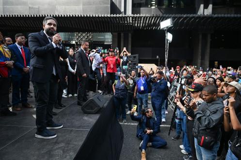 النائب نيكولاس مادورو جويرا، نجل نيكولاس مادورو، يتحدث إلى أنصار والده أمام الجمعية الوطنية، في كاراكاس في 5 يناير 2026.