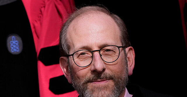 رئيس جامعة هارفارد يعترف بأن المدرسة “أخطأت” في السماح للأستاذ بالنشاط