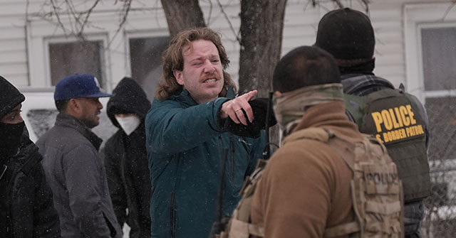 ترامب يدعم الحق في حمل السلاح، وليس عرقلة الهجرة والجمارك