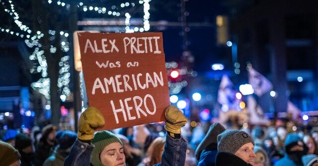 رجل يستقيل من منظمة ديمقراطية بعد صراخه بإهانات حقيرة على فتيات يتظاهرن مع عملاء ICE