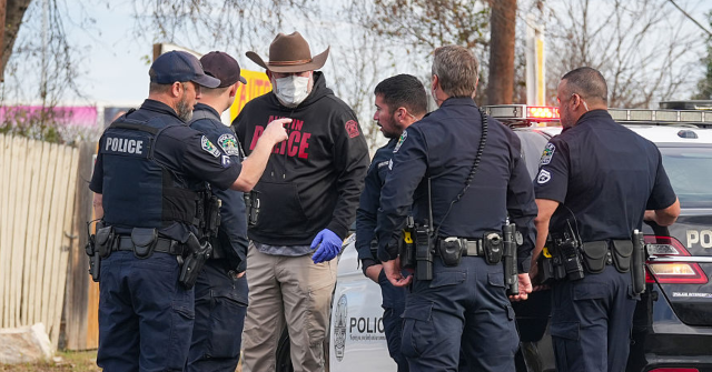 أصيب ثلاثة ضباط في تكساس عندما فتح المشتبه به في جريمة قتل النار