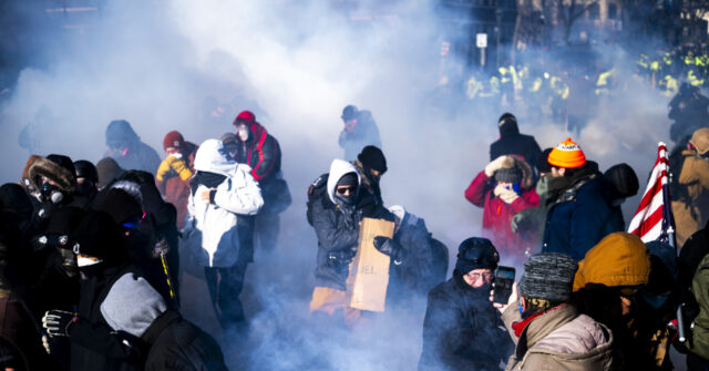 فيديو جديد يظهر النضال الذي أدى إلى إطلاق النار المميت في ولاية مينيسوتا على يد عميل حرس الحدود