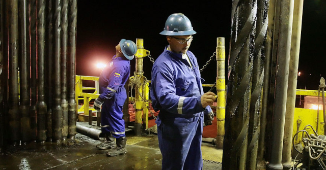 شركات النفط الأمريكية ستقوم بإصلاح البنية التحتية النفطية “المتضررة بشدة” في فنزويلا