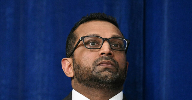 يطرد المخرج كاش باتل عملاء مكتب التحقيقات الفيدرالي المرتبطين بالحرب القانونية ضد ترامب