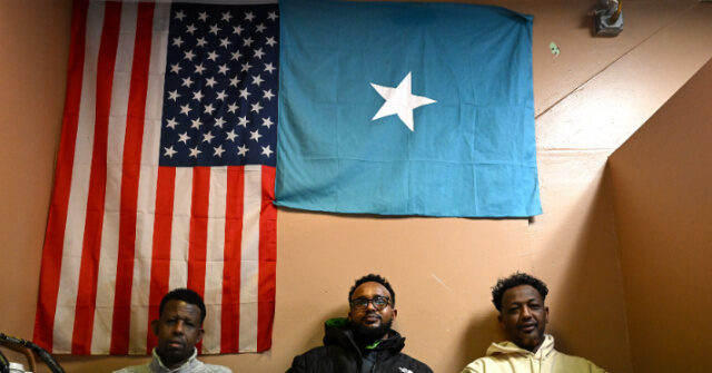 تظهر عمليات البحث في قاعدة البيانات أن المحتالين الصوماليين يمولون السياسيين الديمقراطيين