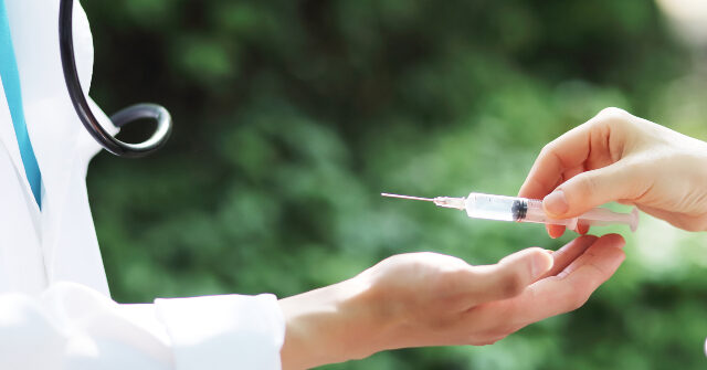 تم طرد ممرضة مناهضة لـ ICE بعد أن أظهرت مقاطع فيديو منتشرة على نطاق واسع أنها تقترح طرقًا لإيذاء العملاء الفيدراليين