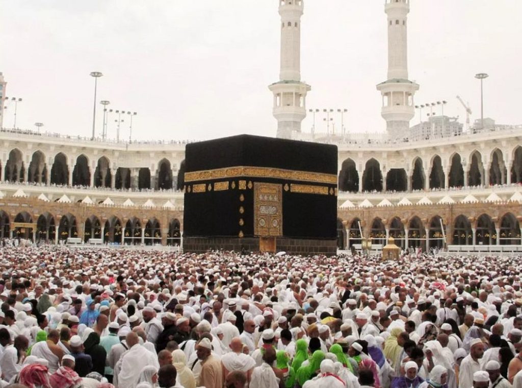 الحج والعمرة: التوقف عند الحجر الأسود يربك حركة الطواف