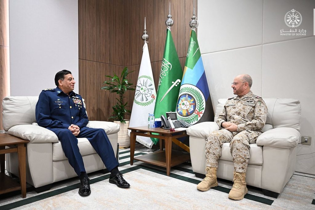 «الرويلي» يبحث الموضوعات ذات الاهتمام المشترك مع رئيس أركان القوات الجوية الباكستانية