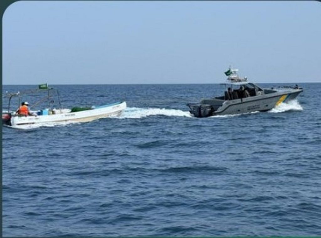 حرس الحدود بعسير ينقذ مقيمين تعطلت واسطتهما البحرية في عرض البحر