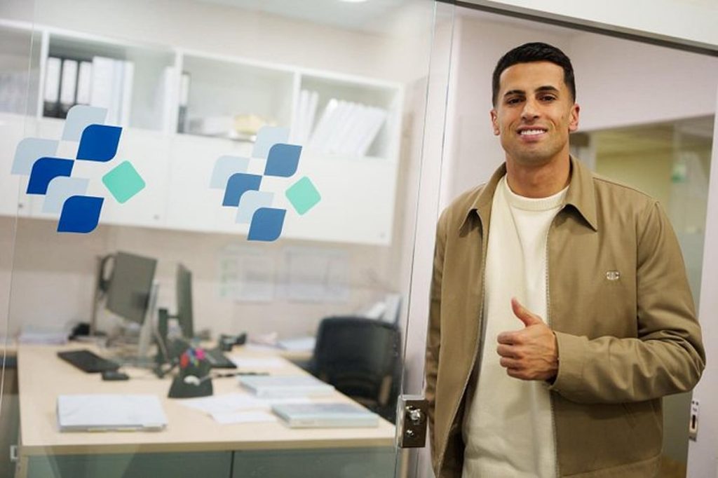 برشلونة يعلن استعارة جواو كانسيلو من الهلال خلال الميركاتو الشتوي