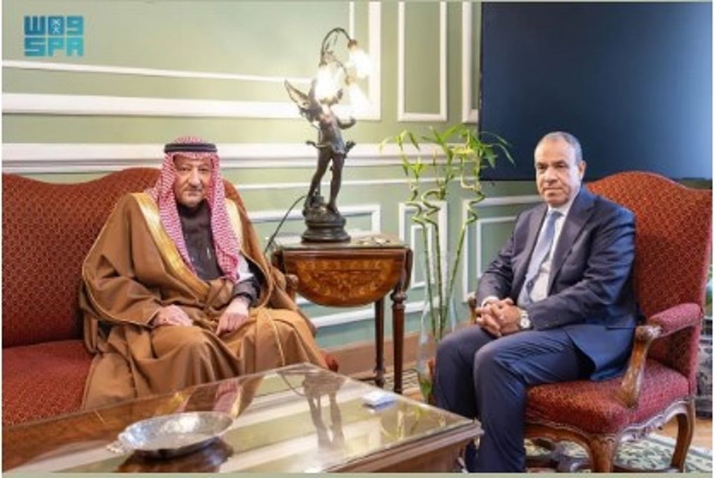«الخريجي» يستعرض العلاقات الثنائية مع وزير خارجية مصر