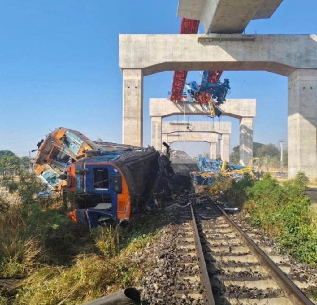 سقوط رافعة على قطار في تايلاند يقتل 19 ويصيب 80