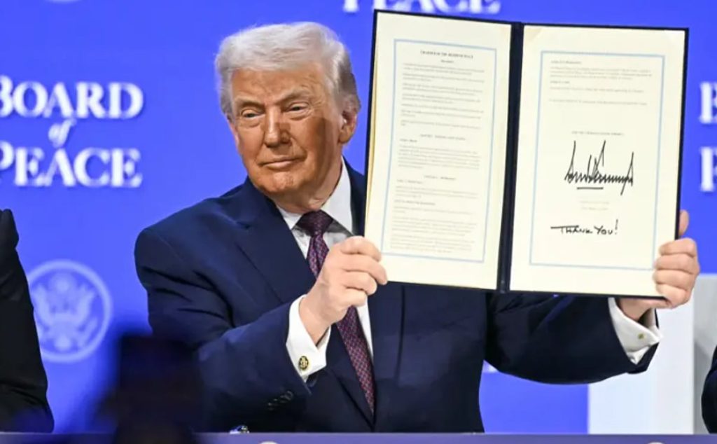 ترمب يوقع على ميثاق مجلس سلام غزة