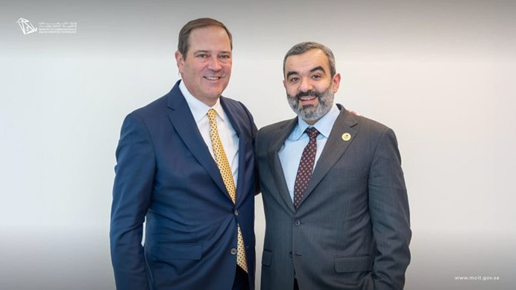 على هامش “دافوس”.. وزير الاتصالات يجتمع مع عدد من رؤساء الشركات العالمية