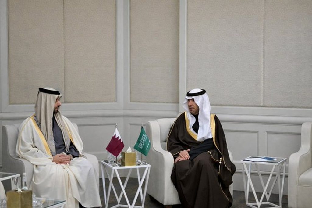 وزير البلديات والإسكان يبحث فرص التعاون المشترك مع نظيره القطري