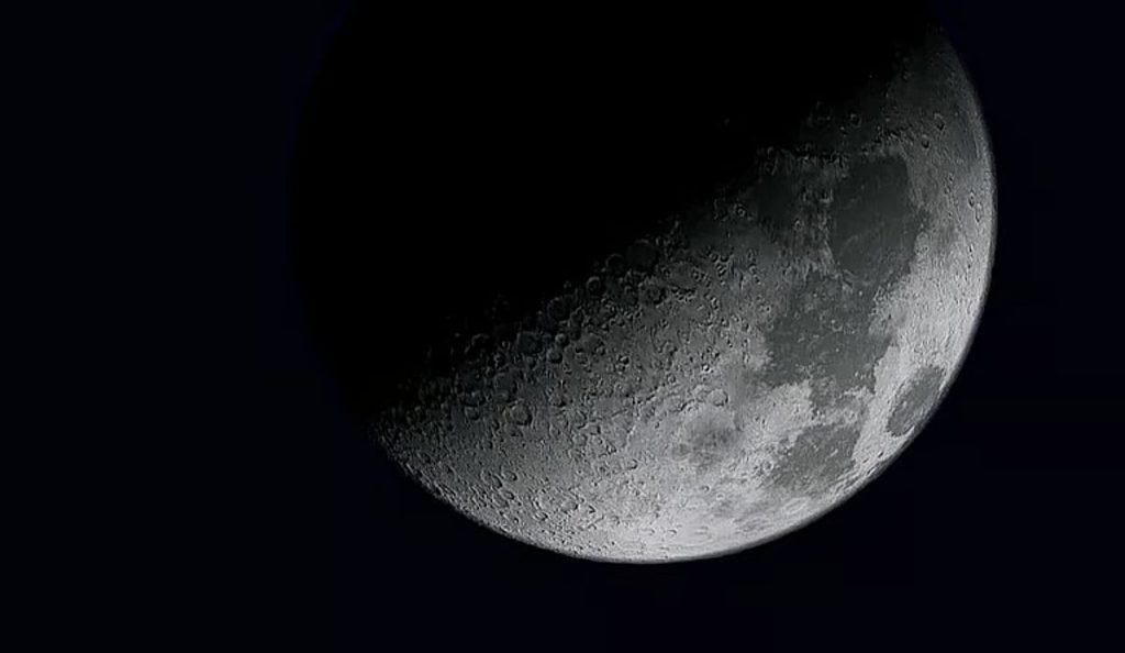 قمر التربيع الأول لشهر شعبان يزيّن سماء الحدود الشمالية