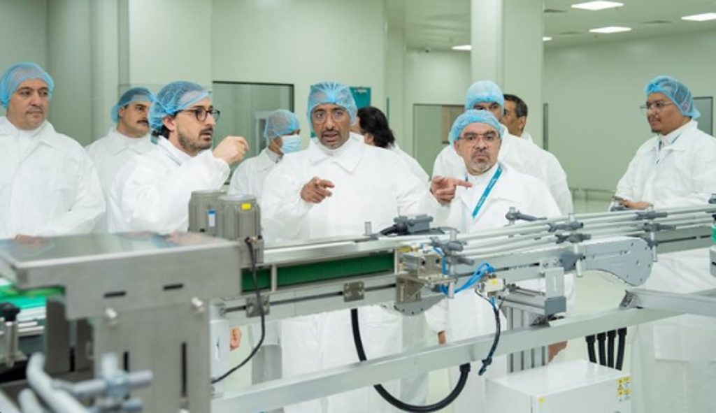 وزير الصناعة يدشّن خطوط إنتاج جديدة لتصنيع الأدوية والمستلزمات الطبية في جدة