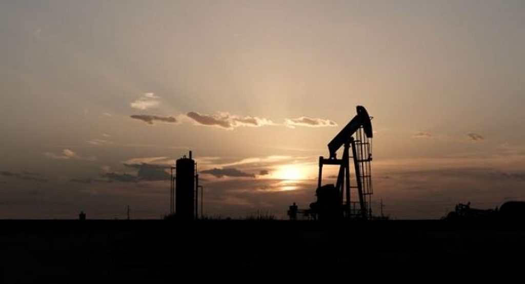 تباين أسعار النفط مع استمرار المخاوف بشأن الإمدادات الأمريكية